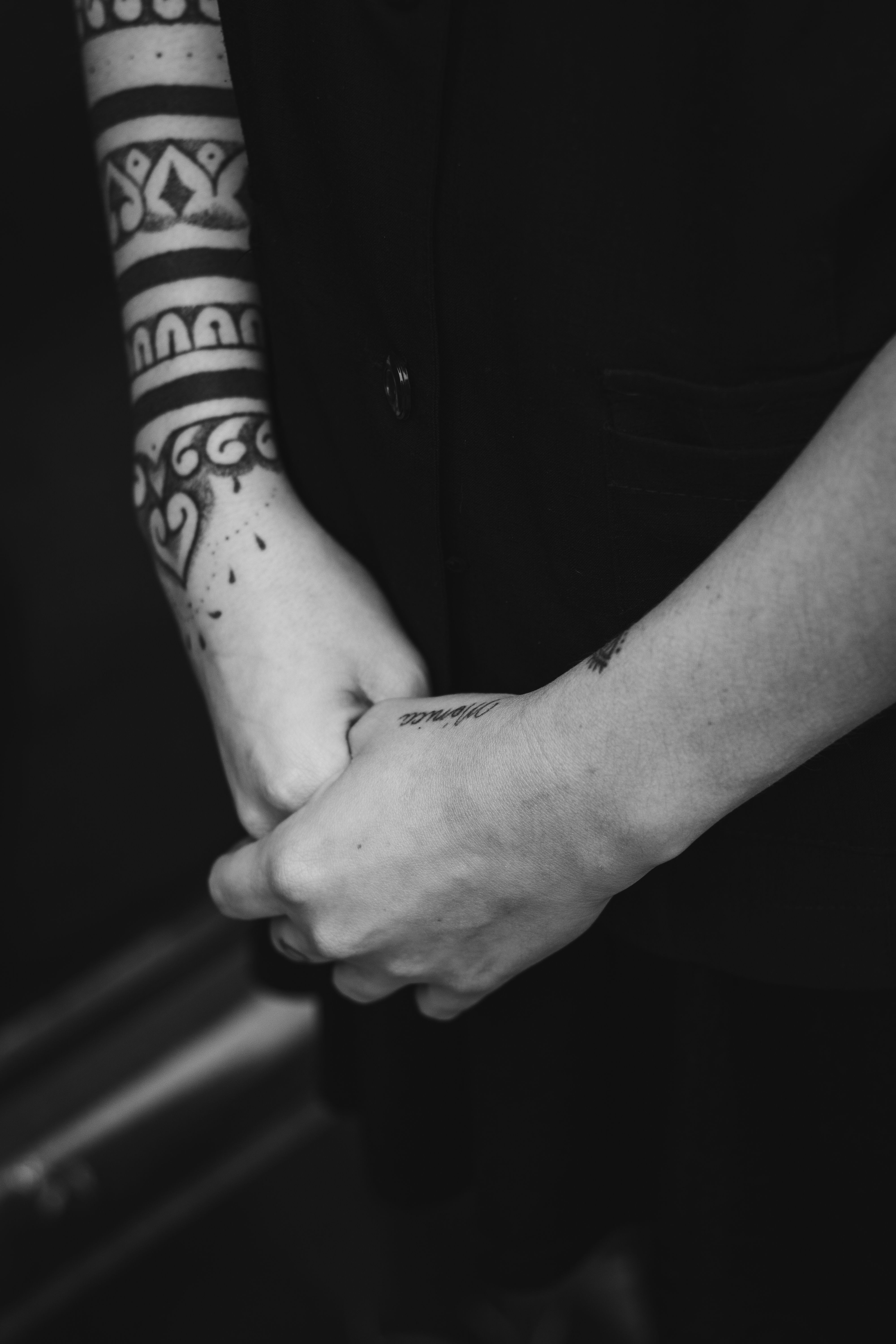 Tatuagem blackwork de flor em preto total